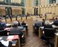 Bild: Wolfgang Kumm/dpa
Mitglieder des Bundesrats sitzen auf ihren Bänken während den abschließenden Beratungen über u.a. schnellere Arzttermine für Kassenpatienten, Veröffentlichung von Verstößen gegen die Lebensmittelsicherheit, Stärkung einkommensschwacher Familien.