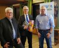 Bild: krb
Bürgermeister Rupert Troppmann (links) und Vorsitzender Thomas Spörl (rechts) danken Referent Manfred Gebhardt.