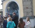 Bild: wrt
Stadtpfarrer Hubert Bartel begleitet die Gläubigen auf dem Familienkreuzweg, der auch am Ölberg an der Pfarrkirche vorbeiführt.
