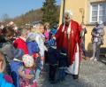 Bild: grm
Weihbischof Dr. Josef Graf nimmt sich bei der Segnung der Kinder Zeit für ein kurzes Gespräch mit jedem einzelnen.