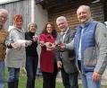 Bild: nm
Mit "Paperclay", ein Papierbrei mit zugemischtem Ton, verwendet die Kulturwerkstatt ein neues Material. Daraus gefertigte Herzen zeigen (von links) Werner Fritz, Andrea Gollwitzer, Irene Fritz, Barbara Mädl, Bürgermeister Günter Stich und Armin Betz.