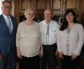 Bild: Stadt Tirschenreuth
Bürgermeister Franz Stahl (links) überbrachte Josef und Monika Zant seine Glückwünsche persönlich. Rechts im Bild Tochter Melanie.