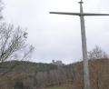 Bild: fz
Der Lückenriether Heribert Lindner möchte einen Mobilfunkanbieter dafür gewinnen, auf dem stillgelegten Strommasten einen Verstärker fürs Handynetz zu platzieren. Im Hintergrund die Burg Leuchtenberg.