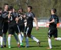 Bild: ham
Hier jubelten die Stullner Spieler zuletzt über ein Tor im Spiel gegen den FC Schmidgaden. Am Sonntag könnten die Akteure des TSV schon über die Kreisliga-Meisterschaft jubeln.