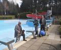 Bild: ws
An den Mitgliedern des Fördervereins Freibad Altglashütte soll die Öffnung nicht scheitern. Sie kümmerten sich am Wochenende schon um die Vorbereitung der Anlage auf die neue Saison.