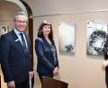 Bild: Thomas Dobler
Sparkassen-Chef Werner Heß, Andrea Lamest als Leiterin des Oberpfälzer Künstlerhauses und der Maler Johannes Steubl (von links) eröffneten die Ausstellung "Bestiarium" im Café Coffeino der Sparkasse.