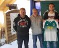 Bild: fle
Daniel Lauterbach (Dritter von links) läuft künftig für den SV Mitterteich auf. Darüber freuen sich Trainer Andreas Lang (von links), Vorsitzender Roland Eckert und Sportlicher Leiter Rainer Fachtan.