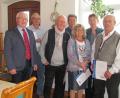 Bild: exb
Ortsvorsitzender Anton Gareis (von links) stellt sich mit Helmut Schusser, Walter Lang, Kreisvorsitzendem Josef Rewitzer, Babette Murr, Emmi Murr und Bruno Murr zu einem Erinnerungsfoto auf.