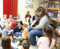 Bild: exb
Steffi Scheiber liest in der Stadtbücherei. 31 Kinder hören aufmerksam zu.