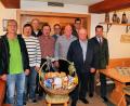 Bild: bsc
Der neue Vorstand der Jagdgenossenschaft Friedenfels mit Vorsitzendem Herbert Wiese (Vierter von rechts) und den Jagdpächtern Eberhard Freiherr von Gemmingen-Hornberg (rechts) und Jens Ullmann (Dritter von rechts) dankten Erwin Bächer (Zweiter von rechts) für sein Engagement als Hauptkassier und überreichten einen großen Geschenkkorb.