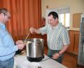 Bild: wro
Ein Teller Suppe für einen guten Zweck, da half man gerne mit. Horst Straub (rechts) griff fleißig zur Schöpfkelle.