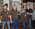 Bild: fjo
Vorsitzender Armin Bauer (Zweiter von rechts) überreichte an Bürgermeisterin Margit Kirzinger (MItte) ein Exemplar der neuen Vereins-T-Shirts. Richard Riedl (Zweiter von links) spendierte dem Verein ein Bienenvolk mit Standort inmitten des neuen "Dufthangs".