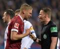 Bild: agentur_dpa
Hanno Behrens (links) war gar nicht mehr zu beruhigen: Schiedsrichter Robert Kampka erkannte ihm ein reguläres Tor ab. Zum allem Überfluss verschoss der Club-Kapitän auch noch einen Elfmeter.