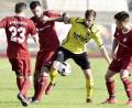 Bild: Hubert Ziegler
Gleich mit drei Gegenspielern bekam es Alexander Greger vom FC Amberg (gelbes Trikot) im Hinspiel gegen den SV Inter Bergsteig Amberg (von links Fabian Geitner, Granit Sejdiu und Andreas Filippov) in dieser Situation zu tun. Damals gelang dem FC ein später Doppelschlag (80./83.) zur 2:1-Führung, ehe Jiri Scheinherr mit seinem Treffer in der dritten Minute der Nachspielzeit der Bergsteig-Elf doch noch einen Punkt rettete.