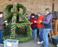 Bild: gi
Der Osterbrunnen mit 900 ausgeblasenen und bemalten Eiern ziert wieder den Marktplatz.