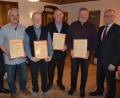 Bild: jr
Sechs neue Ehrenmitglieder ernannte der Kaninchenzuchtverein B826 Konnersreuth, vier von ihnen waren persönlich anwesend. Im Bild (von links) Vorsitzender Reinhard Wurm, Franz Proksch, Leopold Graßold, Hans Protschky, Albert Patzina und Bürgermeister Max Bindl.