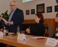 Bild: dob
KjR-Vorsitzender Rupert Seitz gab den Teilnehmern der Frühjahrsvollversammlung einen Überblick über das Angebot. Belinda Schöner von der Geschäftsstelle, Geschäftsführer Martin Neumann, stellvertretende Vorsitzende und Vertreterin der Evangelischen Jugend, Christina Ponader, und stellvertretende Landrätin Margit Kirzinger (von links) hören zu.