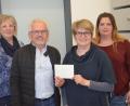 Bild: fz
Andrea Leicht (von links), Alfred Wulfänger und Sonja Lehner übergeben 400 Euro Spende an Elke Lauterbach (von rechts).