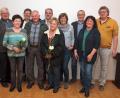 Bild: sön
Gemeinsam mit Peter Pilz, dem Sprecher des Führungsteams, zeichnete Birgit Bauer vom Führungsteam (von rechts) Christa Donhauser, Michaela Bauer, Georg Donhauser, Adalbert Obermeier, Eva-Maria Kölbl und Anneliese Obermeier (ab Zweitem von links) für langjährige Mitgliedschaft aus. Präses Pfarrer Gottfried Schubach (links) und Bürgermeister Erwin Geitner (Dritter von rechts) gratulierten.