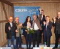 Bild: rti
Die CSU applaudiert ihrem Landratskandidaten Roland Grillmeier (Mitte). Von links: stellvertretender Landrat Alfred Scheidler, Fraktionsvorsitzender Toni Dutz, Claudia Grillmeier, Europakandidat Christian Doleschal, Landtagsabgeordneter Tobias Reiß und Neustadts Landrat Andreas Meier.