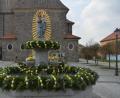 Bild: dob
Die Muttergottes mit dem Strahlenkranz hat auf dem Kirchplatz, dank des katholischen Frauenbunds, wieder ein österliches Schmuckkleid an. Der Brunnen wurde richtig herausgeputzt für die Osterfesttage.