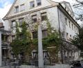 Bild: gf
Mit dem Abbruch des 93 Jahre alten Gebäude, in dem bis vor Kurzem Verwaltung und Heimleiterwohnung untergebracht waren, beginnen die Umbau- und Sanierungsarbeiten am Seniorenheim der Diakonie an der Hellstraße.