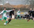 Bild: gb
Gleich schlägt's ein: Marco Kießling (links) trifft zum 1:0 für den SV Mitterteich gegen den TSV Sonnefeld.