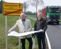 Bild: Fürk
Die Baudirektoren Henner Wasmuth (links) und Gerhard Kederer, stellten bei einem Pressetermin in Heinersreuth die Planungen für den Ausbau der St 2120 zwischen Heinersreuth und Engelmannsreuth vor.