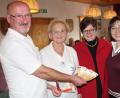 Bild: wro
Die insgesamt 650 Euro waren für die „Feuerkinder“ in Tansania bestimmt. Die Summe legten der Fanclub und die Künstlerin zusammen. Im Bild (von links) Fanclub-Vorsitzender Helmut Wildenauer, Marianne Köllner, Dr. Annemarie Schraml und Brigitte Traeger.