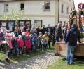 Bild: sei
Während die Männer der Kolpingsfamilie den geschmückten Brunnenaufsatz auf den Brunnen am Marktplatz hoben, sang der Kinderchor Pfiffikusbande unter Leitung von Susanne Hausmann.