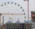 Bild: Peter Kneffel/dpa
Das Riesenrad "Hi-Sky München" ragt über die Dächer der angrenzenden Gebäude.