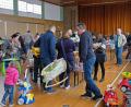 Bild: twi
Beim Spielzeugbasar finden die zahlreichen Interessenten ein breites Angebot an Spielsachen, Fahrzeugen und Gebrauchsgegenständen rund ums Kind vor.