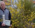 Bild: Kunz
Frank Jesse vor einem blühenden Forsythienstrauch mit seinen Auszeichnungen. Auf dem Titelbild der Fachzeitschrift "Bonsai Art" ist seine prämierte Forsythie zu sehen.