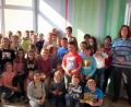 Bild: exb
Im Bild (von links) Klassenleiterin Susanne Götz, Rektorin Inge Dick und Geschäftsstellenleiterin Ursula Schimmel mit den jungen Sammlern.