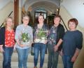 Bild: bir
Michaela Heldwein-Keim von der NBH Bärnau bedankte sich bei Dr. Margarete Pickert und Dr. Cordula Köhler-Weinrich für ihre aufschlussreichen und informativen Vorträge mit einem kleinen Blumenpräsent. Von links: Michaela Heldwein-Keim (NBH), Frau Dr. Cordula Köhler-Weinrich, Frau Dr. Margarete Pickert, Maria Gleißner und Gerlinde Lode (NBH).