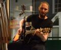 Bild: Kunz
Singer/Songwriter Colbinger beim Schaufensterkonzert in der "Milchbar".