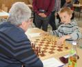 Bild: frd
Auch das macht den Reiz dieser Schach- Oberpfalzmeisterschaft aus: Hier spielt ein Achtjähriger, seinen Kontrahenten genau im Blick, gegen einen 72-Jährigen. Wie es ausgegangen ist, wird nicht verraten.