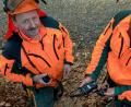 Bild: exb
Die Forstwirte Harald Benker (links) und Florian Lichtblau mit den neuartigen Digitalfunkgeräten, die ihre Arbeit im Wald sicherer und flexibler machen.