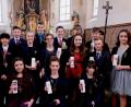 Bild: le
Die evangelische Kirchengemeinde St. Johannes Baptista steht ganz im Zeichen der Konfirmation. Pfarrer Wilfried Römischer (stehend, links) segnet am Altar acht junge Männer und acht junge Frauen.
