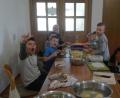 Bild: wmi
Sichtlich Freude hatten die sechs Kommunionkinder beim Zubereiten der Suppe für das Fastenessen. Gut 70 Pfarrangehörige ließen sich die Suppe im Pfarrheim schmecken.