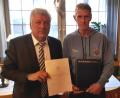 Bild: le
Im Auftrag des Volksbundes Deutsche Kriegsgräberfürsorge überreichte Bürgermeister Günter Stich ( links ) an Vorsitzenden Hans Eismann ( rechts ) von der Soldatenkameradschaft l870 Ehrenurkunde und Geschenk.