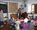 Bild: kgg
In der alten Münchenreuther Dorfschule im Stiftlandmuseum durften die Kinder bei der Vorlesestunde des Büchereiteams spannenden Geschichten lauschen.