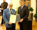 Bild: exb
Die Übergabe der Urkunde an Bruno Salomon beim Dankesempfang in Cham. Links Bezirksgeschäftsführer Markus Nägel und rechts Regierungspräsident Axel Bartelt.