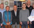 Bild: lst
BLSV-Kreisvorsitzender Ernst Werner (links) und Kreisreferent Dietmar Wildenauer (Zweiter von rechts) zeichnen die erfolgreichen Sportler und Vertreter der Vereine und Schulen aus. Erich Kummer (rechts) vom TB Weiden wird für seine 40-jährige Tätigkeit als Sportabzeichenprüfer geehrt.