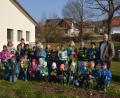 Bild: fdl
Die Ehenfelder Schüler mit Klassenlehrerin Amelie Schaller sowie Albert Meyer von den Blumen- und Gartenfreunden.