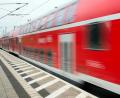 Bild: Patrick Pleul
Ein Regionalexpress der Deutschen Bahn fährt an einem Bahnhof vorbei. Foto: Patrick Pleul/Archivbild