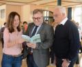 Bild: Gabi Schönberger
Susanne Meichner, Leiterin des Maria-Seltmann-Hauses, Wolfgang Hohlmeier, Leiter des Sozialdezernats, und der Seniorenbeauftragte Alfons Heidingsfelder werfen gemeinsam einen Blick in das druckfrische, 100 Seiten dicke Veranstaltungsprogramm des Maria-Seltmann-Hauses.