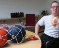 Bild: Hirsch
Stolz zeigt Michael Freisinger seine Bronzemedaille her, die er mit seiner Mannschaft bei den Special-Games in Abu Dhabi gewonnen hat. Vom Oberbürgermeister bekam er neue Basketbälle.