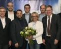 Bild: Petra Hartl
Blumen für die neue Kreisvorsitzende Michaela Frauendorfer, hier mit einem ihrer vier Stellvertreter, Matthias Schöberl (links daneben), sowie Oberbürgermeister Michael Cerny (Zweiter von rechts), dem CSU-Stadtrats-Fraktionsvorsitzendem Dieter Mußemann (Zweiter von links) und weiteren Kreisvorstandsmitgliedern.