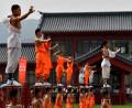 Bild: Li Jianan/XinHua/dpa
Kampfsportler nehmen vor dem Shaolin-Tempel auf dem Song Shan Berg in China an einer Aufführung teil. Ein solcher Tempel könnte auch in Weiden entstehen, meint eine Neustädterin.